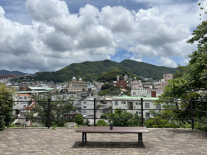 平和公園近くから浦上天主堂を臨む景色