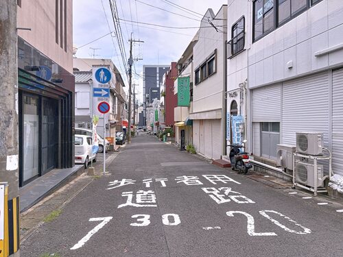 ７：３０～２０：００まで歩行者用道路となる稲佐中央通り沿いの貸マンション。